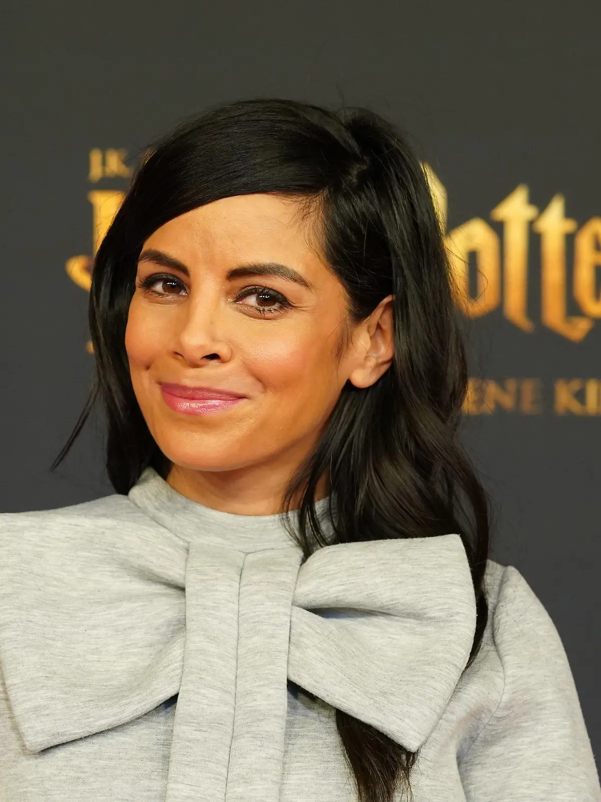 19.02.2023, Hamburg: Collien Ulmen-Fernandes, Moderatorin und Schauspielerin, geht über den roten Teppich zur Premiere der neu inszenierten Show "Harry Potter und das verwunschene Kind· im Mehr! Theater am Großmarkt. Foto: Marcus Brandt/dpa +++ dpa-Bildfunk +++