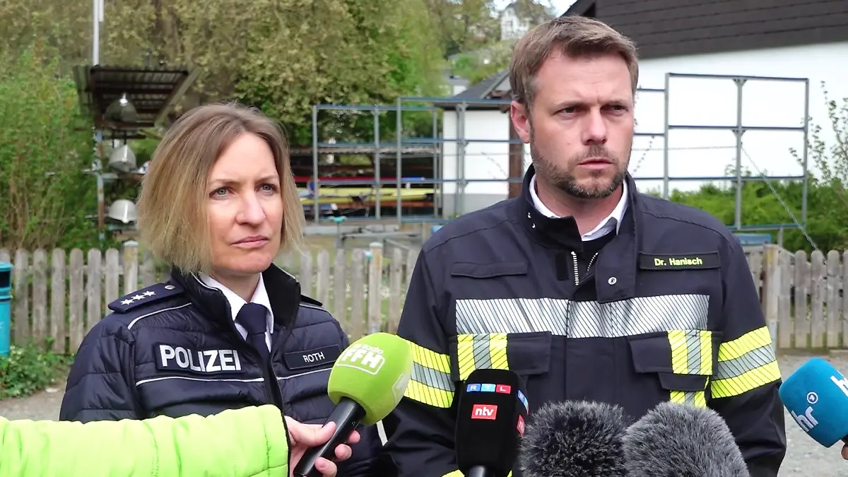 Polizeisprecherin Ilka Roth und Bürgermeister Johannes Hanisch bestätigen: der kleine Pawlos ist tot.
