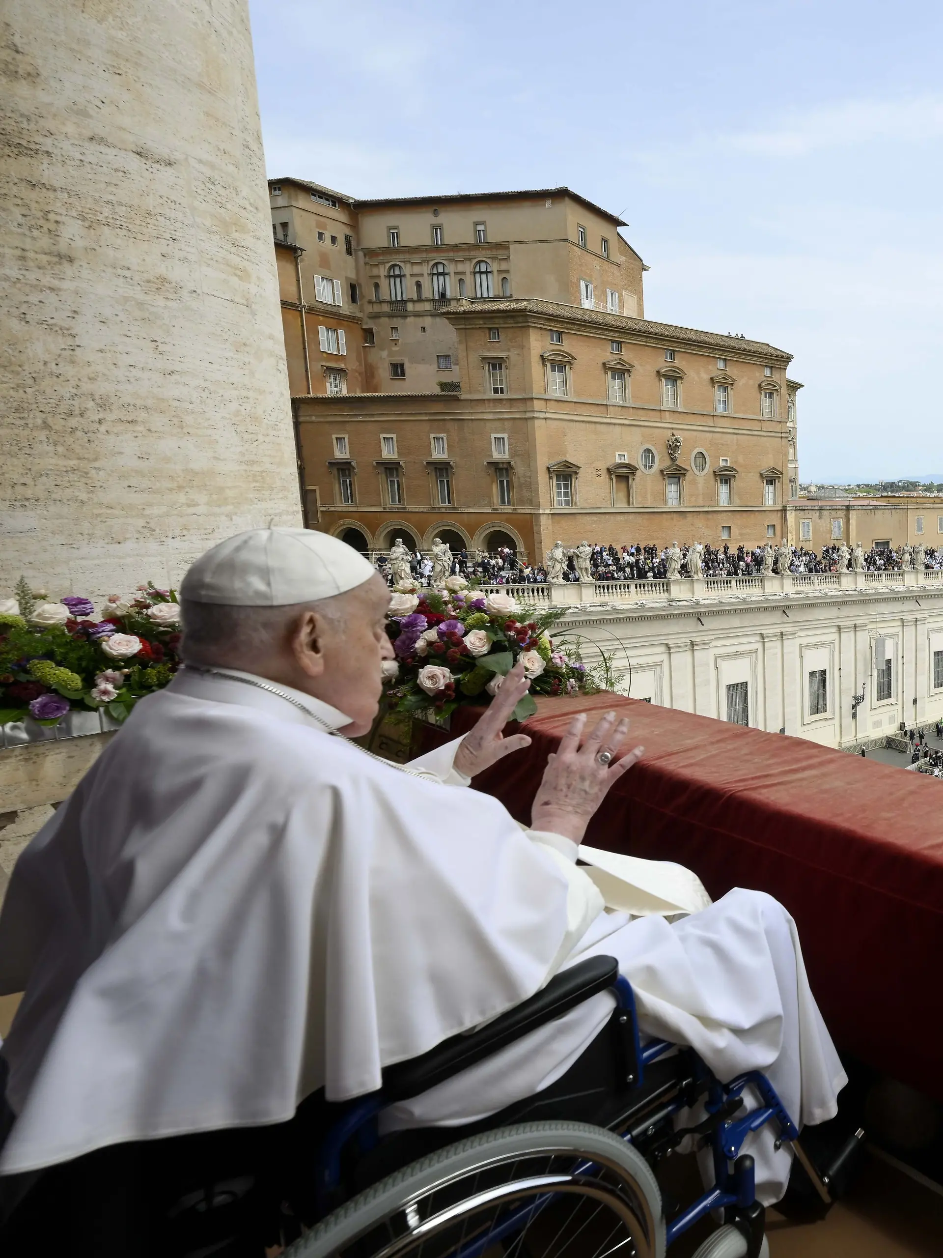 Papst Franziskus grüßt am Ostersonntag aus der zentralen Loge des Petersdoms, von wo aus er den Segen Urbi und Orbi spendete. Das Oberhaupt der römisch-katholischen Kirche starb laut Vatikan am Ostermontag im Alter von 88 Jahren.