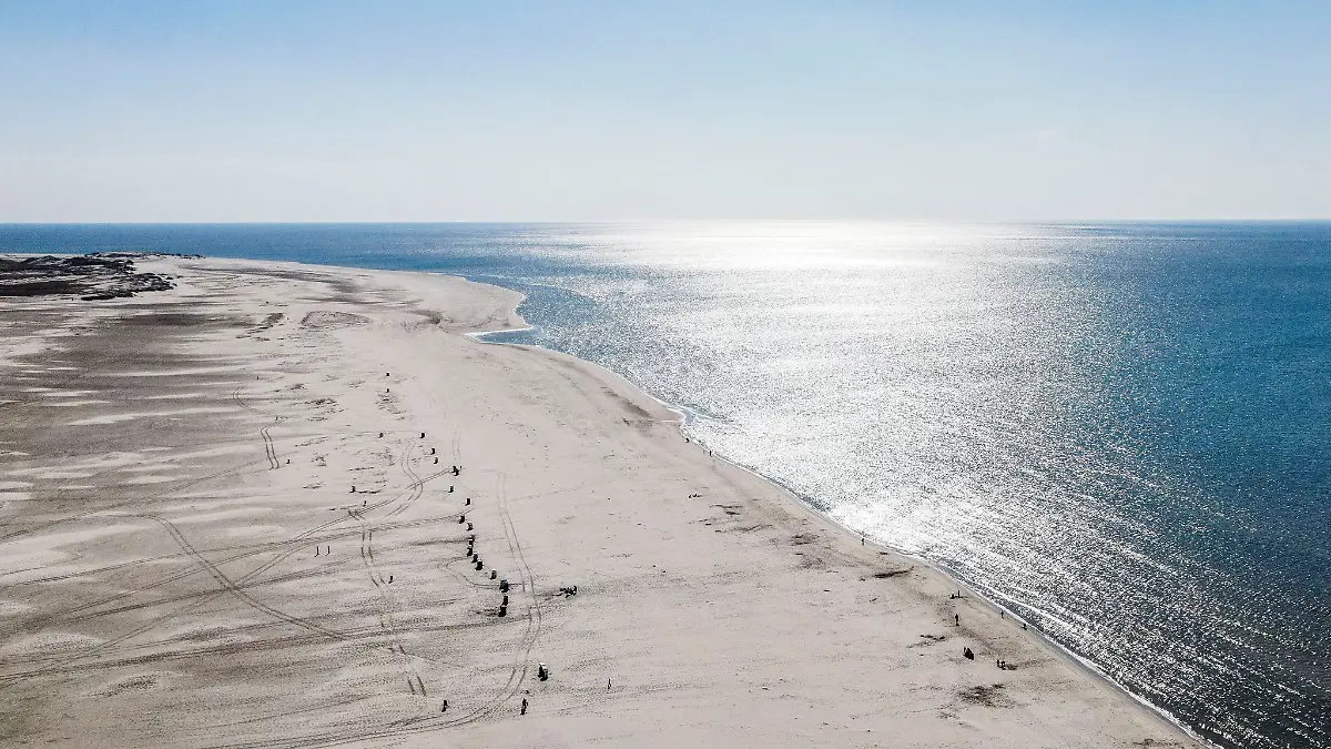 Weite Sandbank und blaues Wasser: D der schönsten Strände Europas.