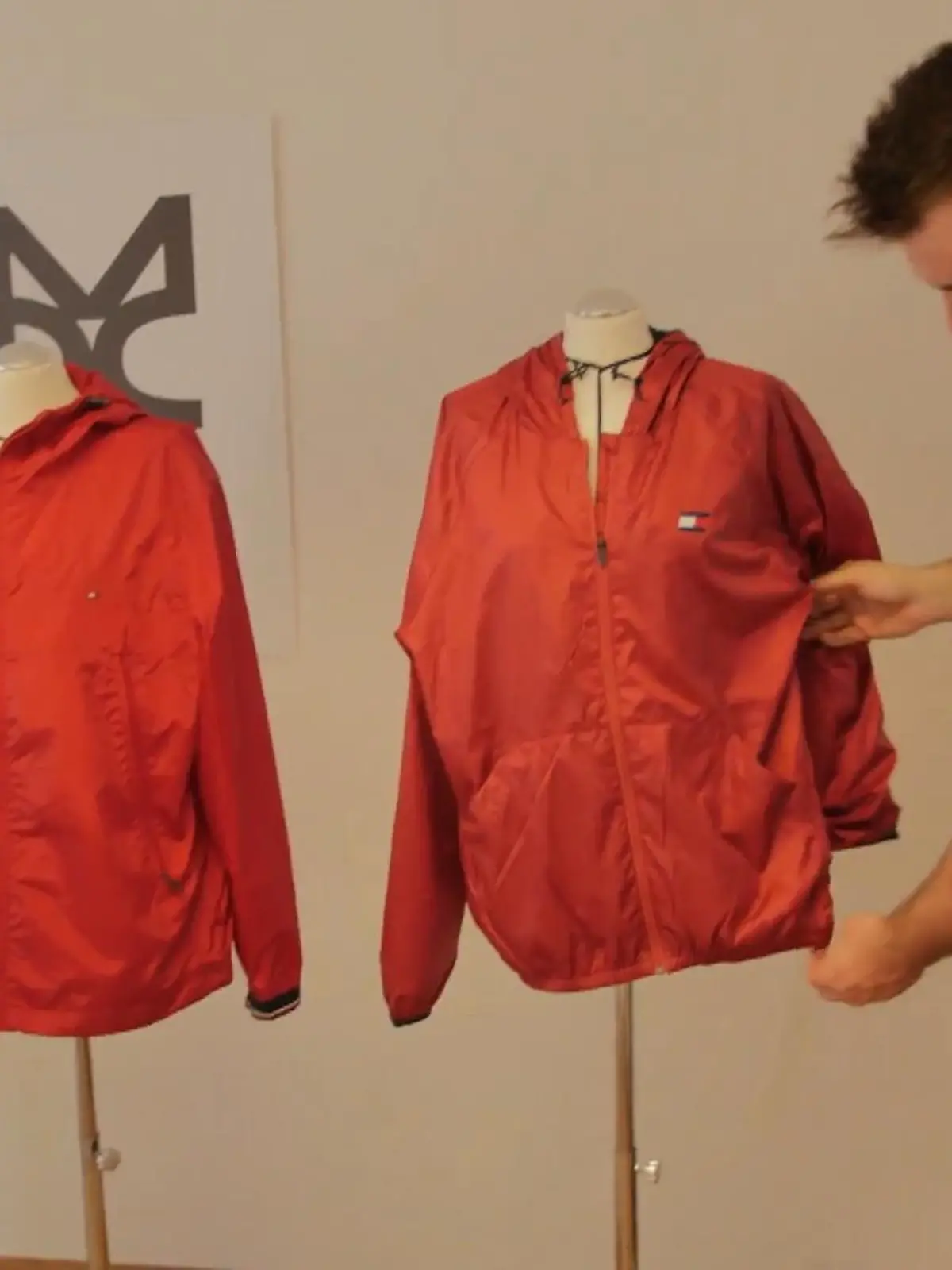 Angeblich werden in Online-Outlets Restposten namhafter Marken verkauft. Aber ist das wirklich so - oder werden hier eigens dafür produzierte Artikel angeboten, die eine deutlich schlechtere Qualität haben? Schneidermeisterin und Modedozentin Tatjana Marzin macht den Test. Was sie im direkten Vergleich mit regulärer Markenware entdeckt, sehen Sie im Video!