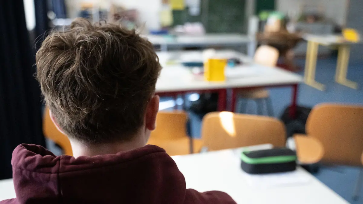 11.04.2025, Bayern, Ein Schüler sitzt an einem Tisch im Klassenzimmer einer Schule. (zu dpa: «Schulangst überwinden: Wie ein Junge zurück in den Alltag fand»)