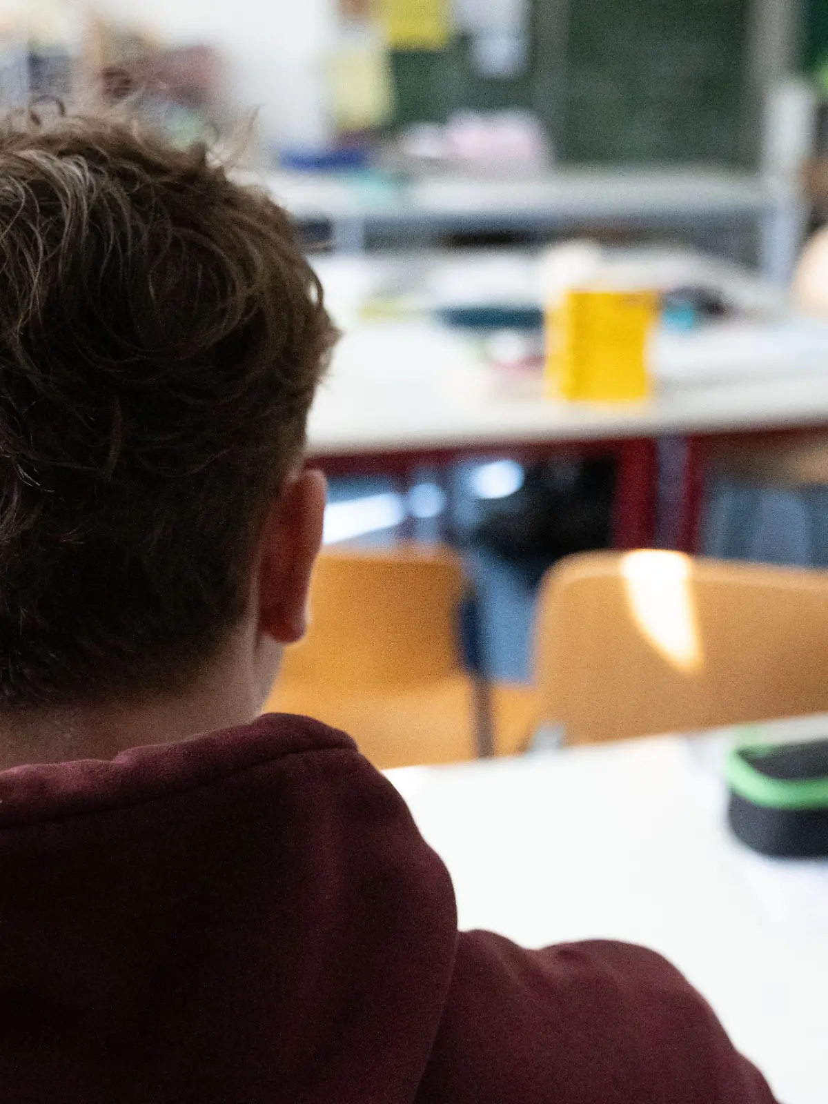 11.04.2025, Bayern, Ein Schüler sitzt an einem Tisch im Klassenzimmer einer Schule. (zu dpa: «Schulangst überwinden: Wie ein Junge zurück in den Alltag fand»)
