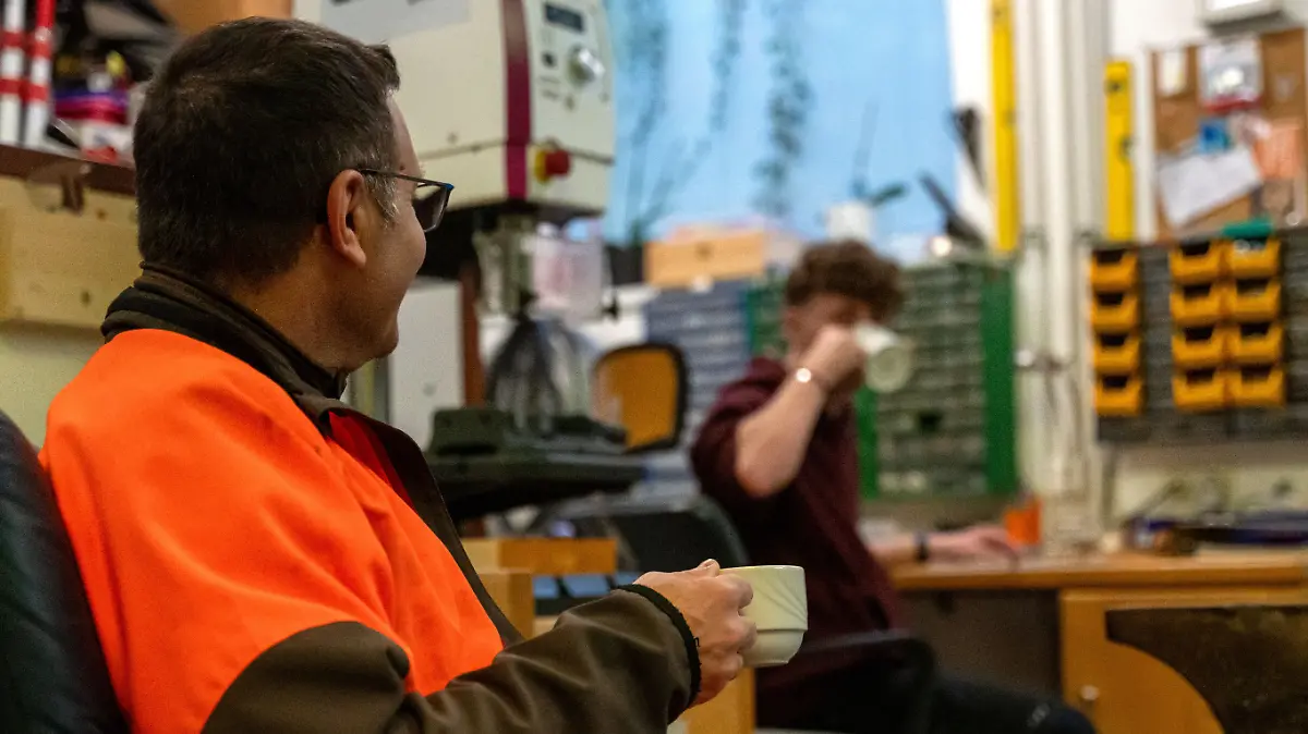Ein Schüler (r) und Stefan Ressler, Hausmeister, trinken gemeinsam Kaffee in der Werkstatt einer Schule in Bayern. (zu dpa «Schulangst überwinden: Wie ein Junge zurück in den Alltag fand»)