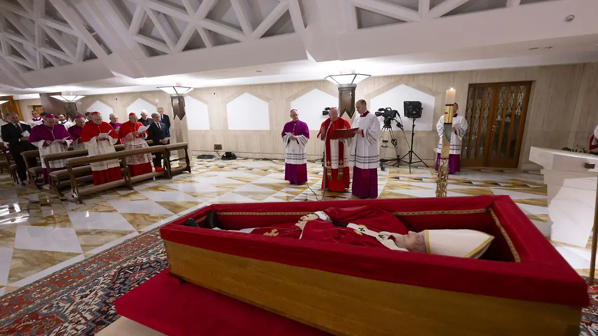 HANDOUT - 21.04.2025, Vatikan, Vatikanstadt: Der Leichnam von Papst Franziskus wird in seiner Privatkapelle im Vatikan aufgebahrt. Von links in der ersten Reihe: Staatssekretär Pietro Parolin, Dekan Kardinal Giovanni Battista Re, eine nicht identifizierte Person, Zeremonienmeister Erzbischof Diego Giovanni Ravelli, Kardinal Camerlengo Kevin Joseph Farrell und Zeremonienmeister Lubomir Welnitz. Foto: Vatican Media/Vatican Media/AP/dpa +++ dpa-Bildfunk +++