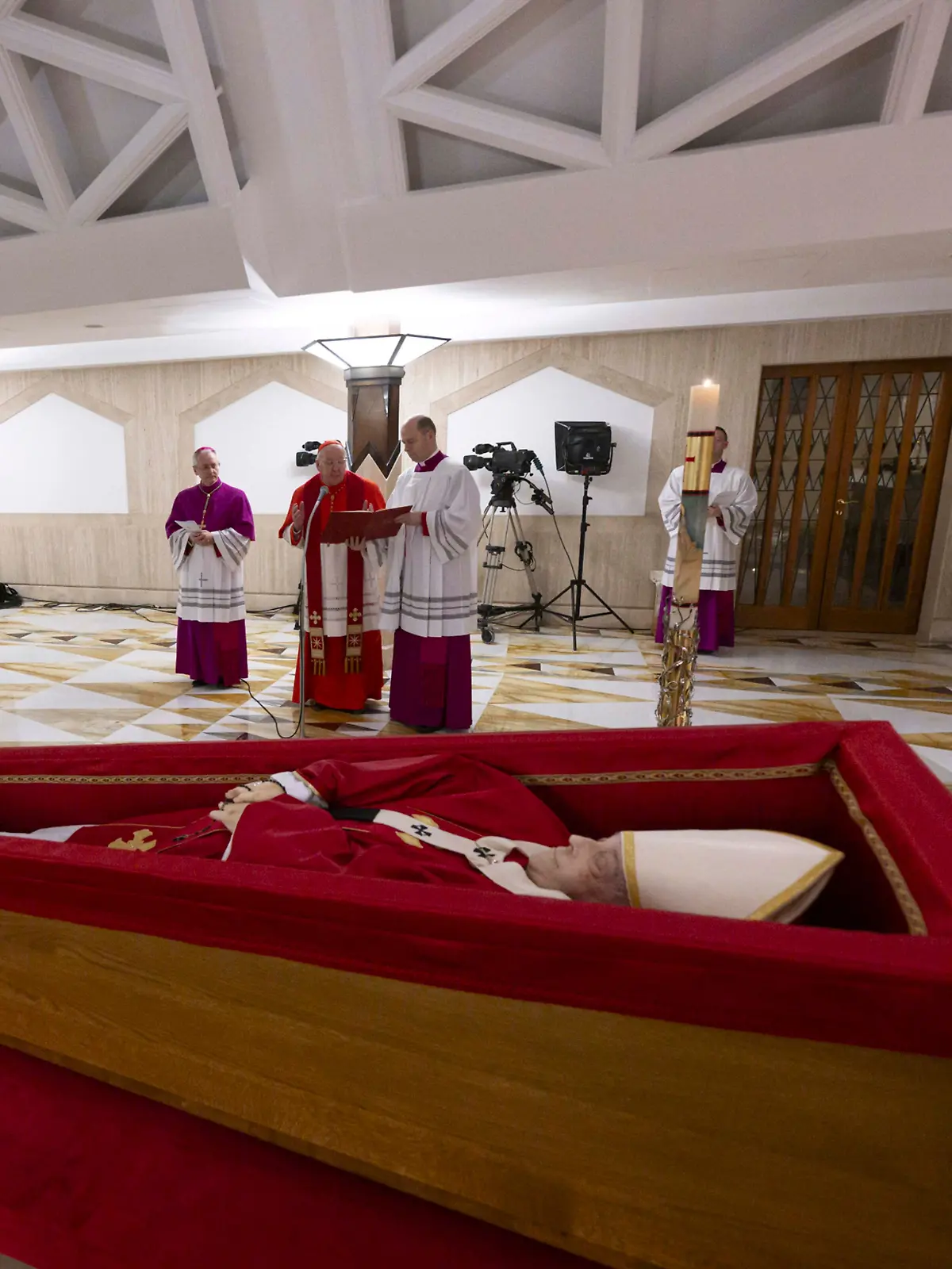 HANDOUT - 21.04.2025, Vatikan, Vatikanstadt: Der Leichnam von Papst Franziskus wird in seiner Privatkapelle im Vatikan aufgebahrt. Von links in der ersten Reihe: Staatssekretär Pietro Parolin, Dekan Kardinal Giovanni Battista Re, eine nicht identifizierte Person, Zeremonienmeister Erzbischof Diego Giovanni Ravelli, Kardinal Camerlengo Kevin Joseph Farrell und Zeremonienmeister Lubomir Welnitz. Foto: Vatican Media/Vatican Media/AP/dpa +++ dpa-Bildfunk +++