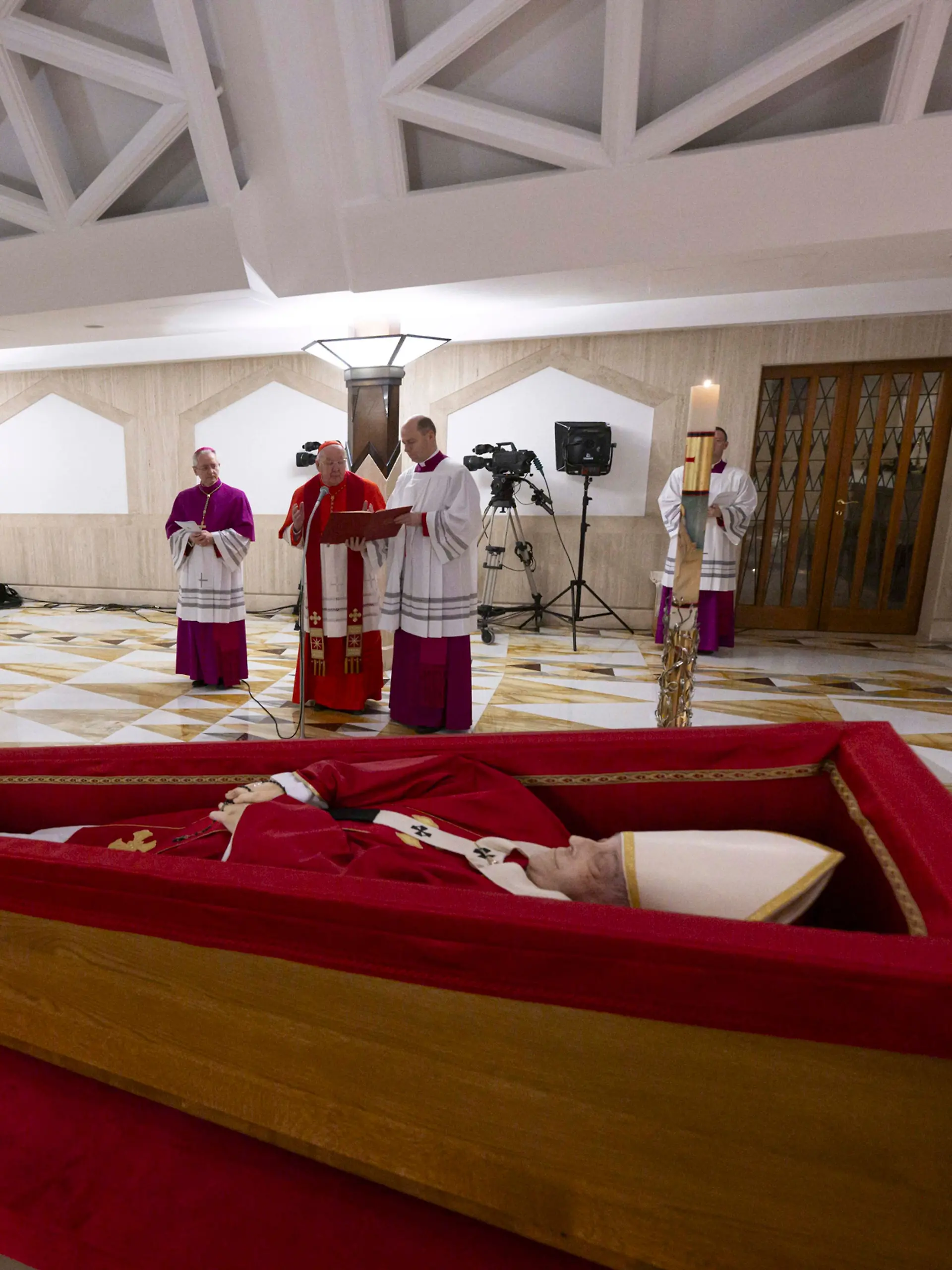 HANDOUT - 21.04.2025, Vatikan, Vatikanstadt: Der Leichnam von Papst Franziskus wird in seiner Privatkapelle im Vatikan aufgebahrt. Von links in der ersten Reihe: Staatssekretär Pietro Parolin, Dekan Kardinal Giovanni Battista Re, eine nicht identifizierte Person, Zeremonienmeister Erzbischof Diego Giovanni Ravelli, Kardinal Camerlengo Kevin Joseph Farrell und Zeremonienmeister Lubomir Welnitz. Foto: Vatican Media/Vatican Media/AP/dpa +++ dpa-Bildfunk +++