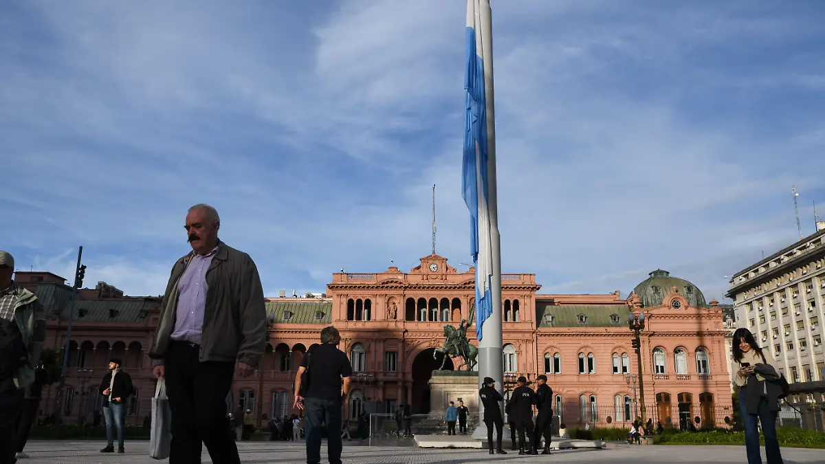 Flaggen auf Halbmast an der Casa Rosada nach dem Tod von Papst Franziskus in Buenos Aires. 