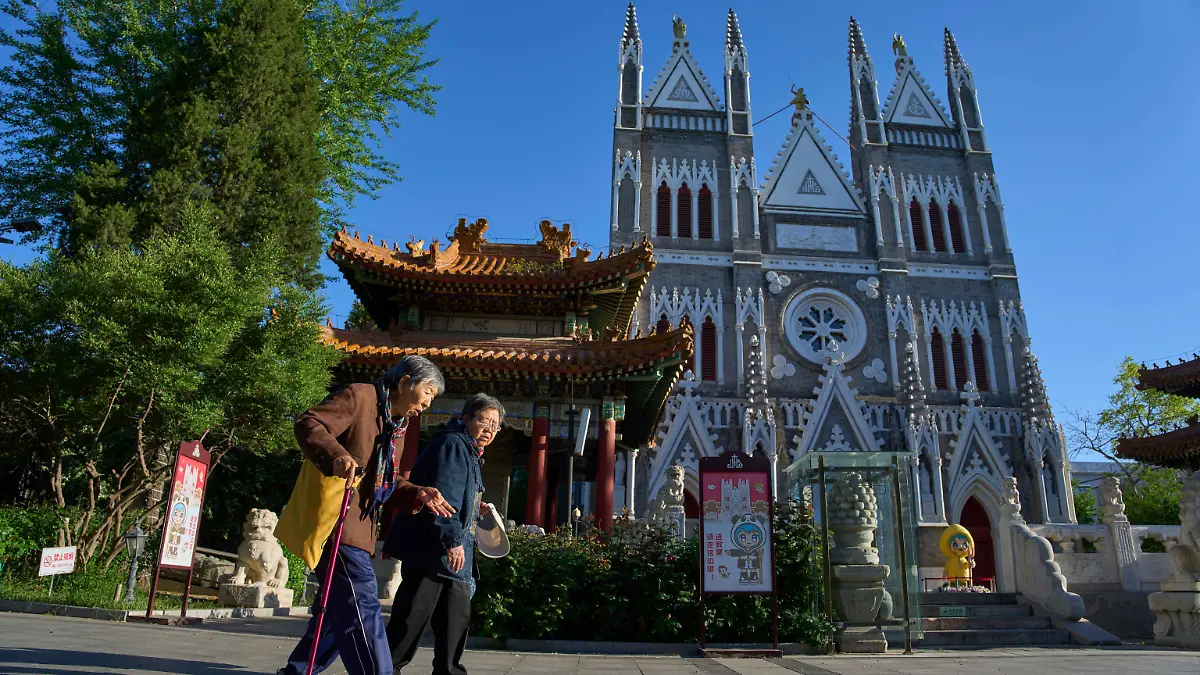 Frauen verlassen nach einer Morgenmesse die katholische Kirche Xishiku in Peking. 