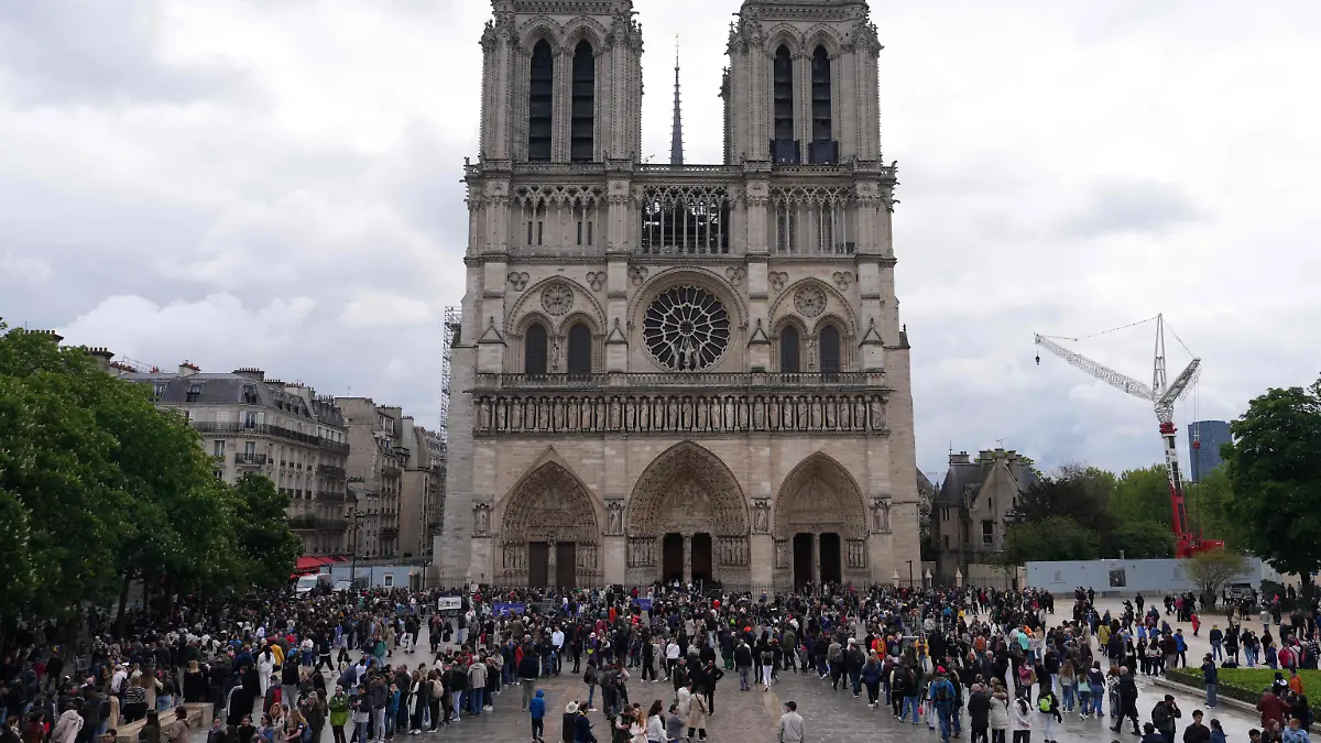 Menschen versammeln sich vor der Kathedrale Notre-Dame, deren Glocken 88 Mal läuteten, um Papst Franziskus nach seinem Tod zu ehren. 