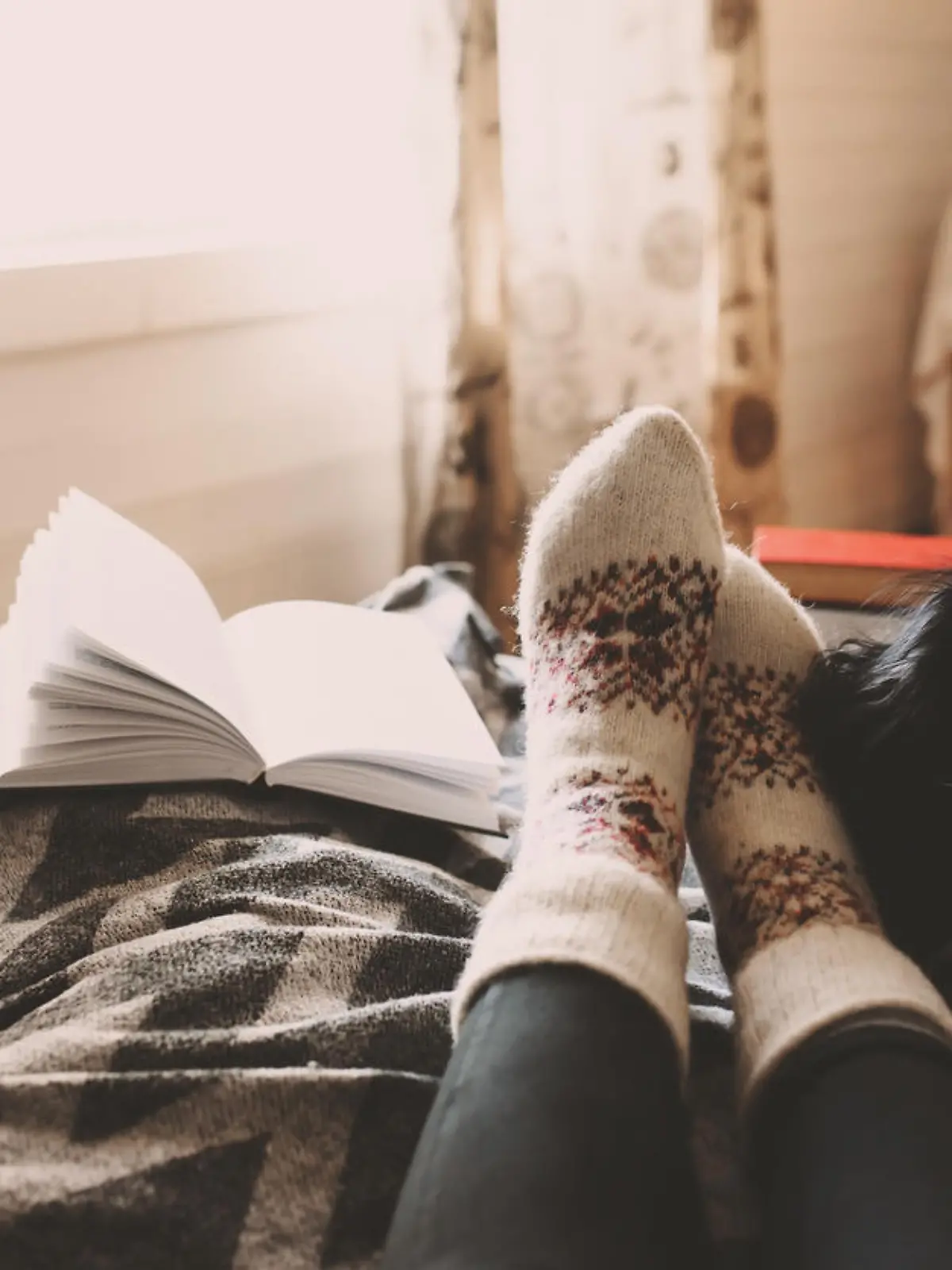 Zuhause entspannen und ein Buch lesen