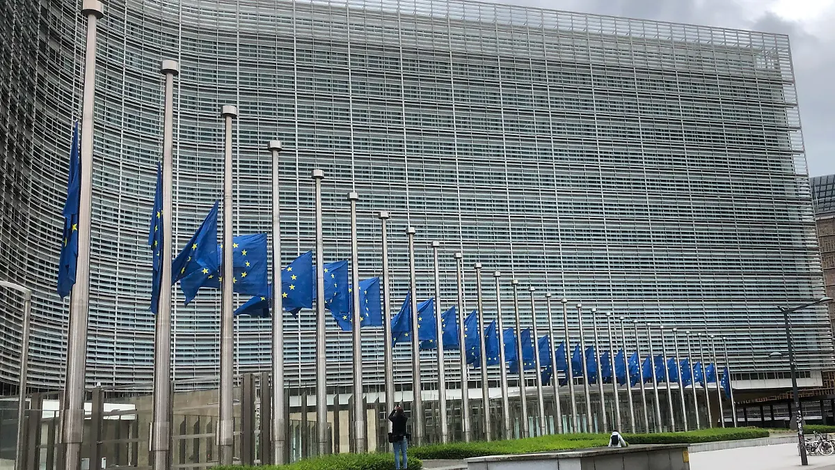 Die Europäischen Flaggen vor dem EU-Sitz in Brüssel wehen auf Halbmast  