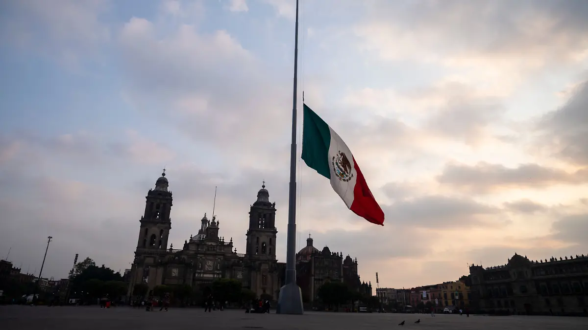 Die mexikanische Flagge weht auf Halbmast vor der Metropolitan-Kathedrale in Mexico-City 