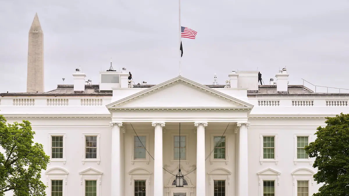 Zu Ehren des verstorbenen Papstes Franziskus weht die US-Flagge am Weißen Haus auf halbmast