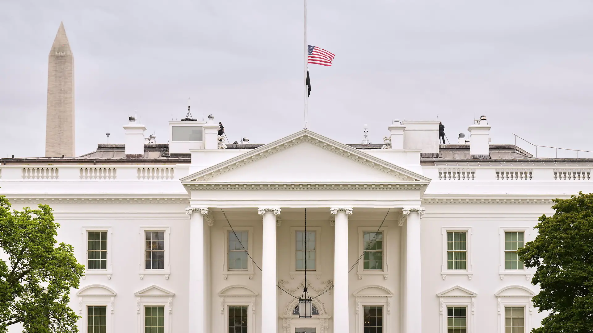 Zu Ehren des verstorbenen Papstes Franziskus weht die US-Flagge am Weißen Haus auf halbmast