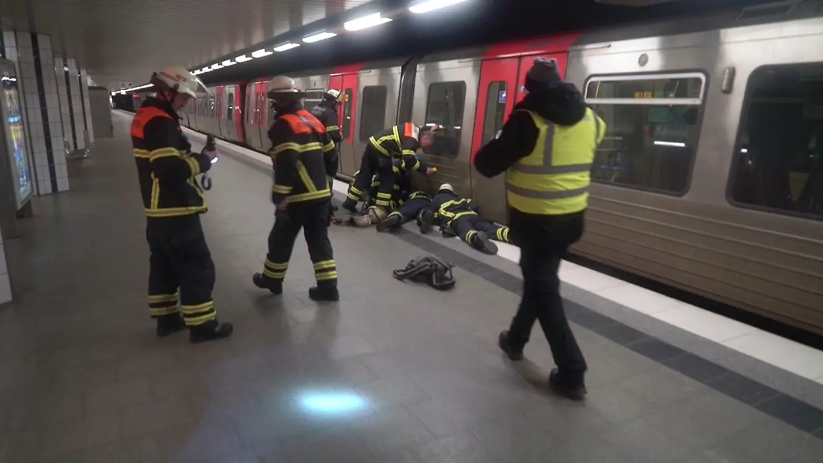 Einsatzkräfte bergen den 61-Jährigen aus dem Gleisbett.
