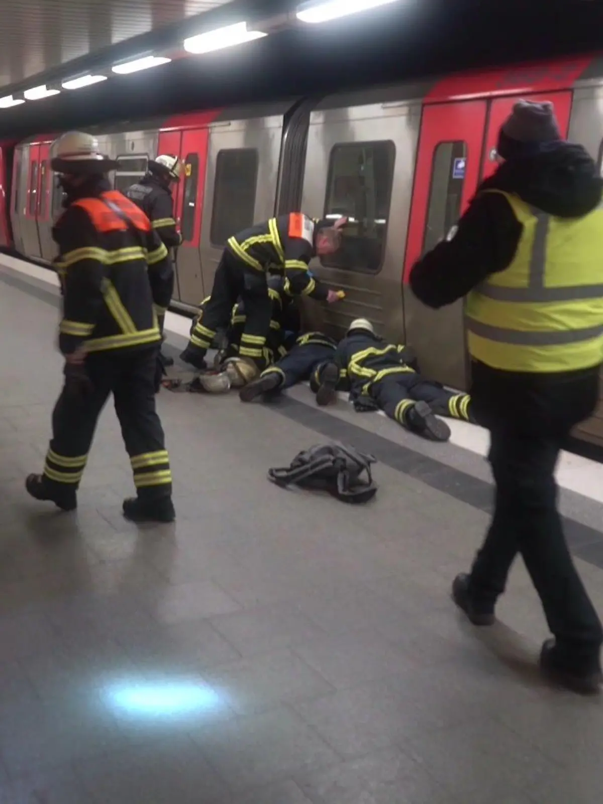 Einsatzkräfte bergen den 61-Jährigen aus dem Gleisbett.