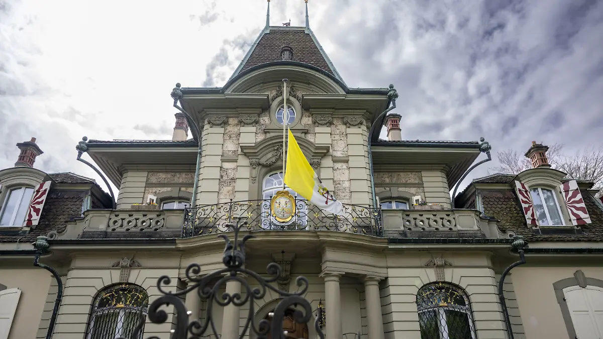  Die Päpstliche Flagge von Vatikanstadt weht auf Halbmast an der Apostolischen Nuntiatur, Botschaft des Heiligen Stuhls in Bern. 