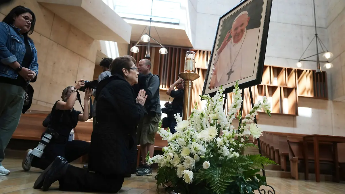  Rosario Sanchez Acosta kniet vor einem Bild von Papst Franziskus nach einer Messe zu seinen Ehren in der Kathedrale Unserer Lieben Frau von den Engeln. 