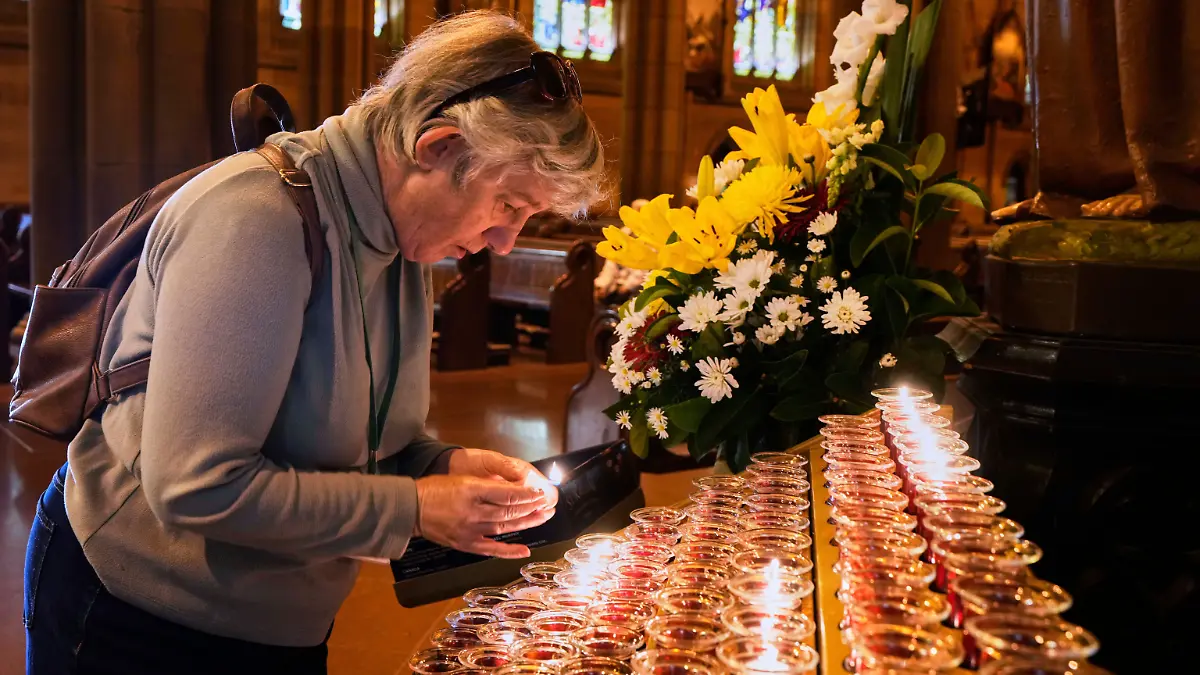 Suzanne Jessep entzündet eine Kerze in der St. Mary’s Cathedral in Sydney