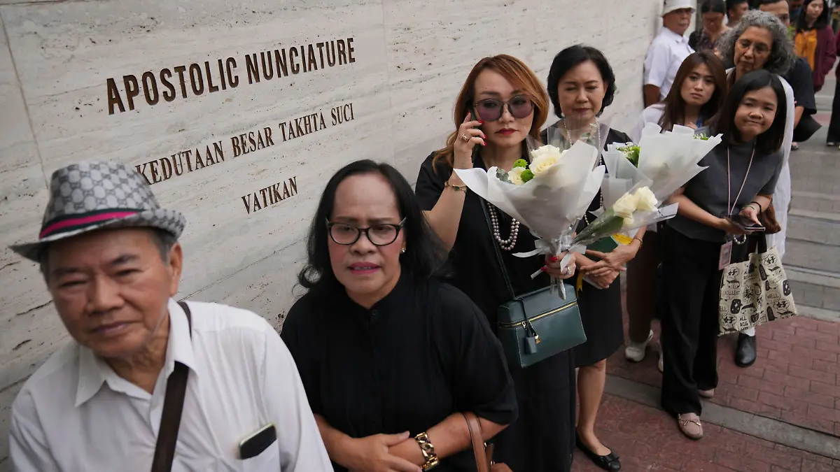 Menschen warten in einer Schlange darauf, in die Apostolische Nuntiatur in Jakarta eingelassen zu werden, um dort ihr Beileid für den verstorbenen Papst Franziskus auszusprechen. 