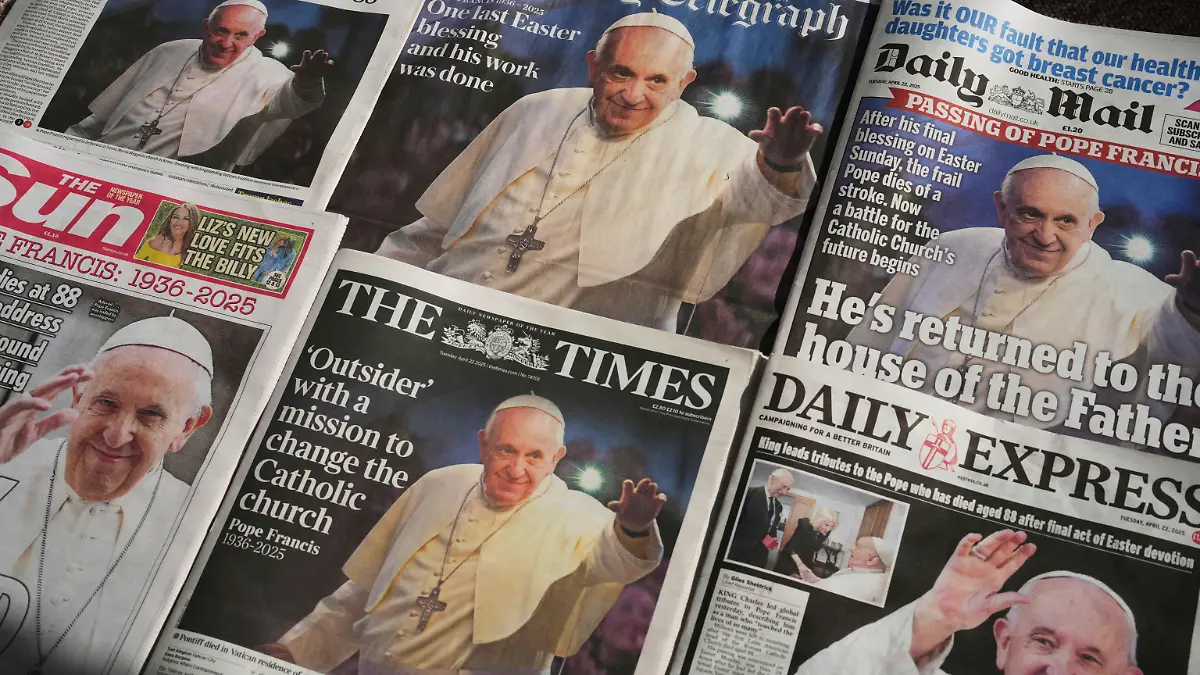 Papst Franziskus ist nach seinem Tod am Vortag auf den Titeln von Zeitungen in London zu sehen. 