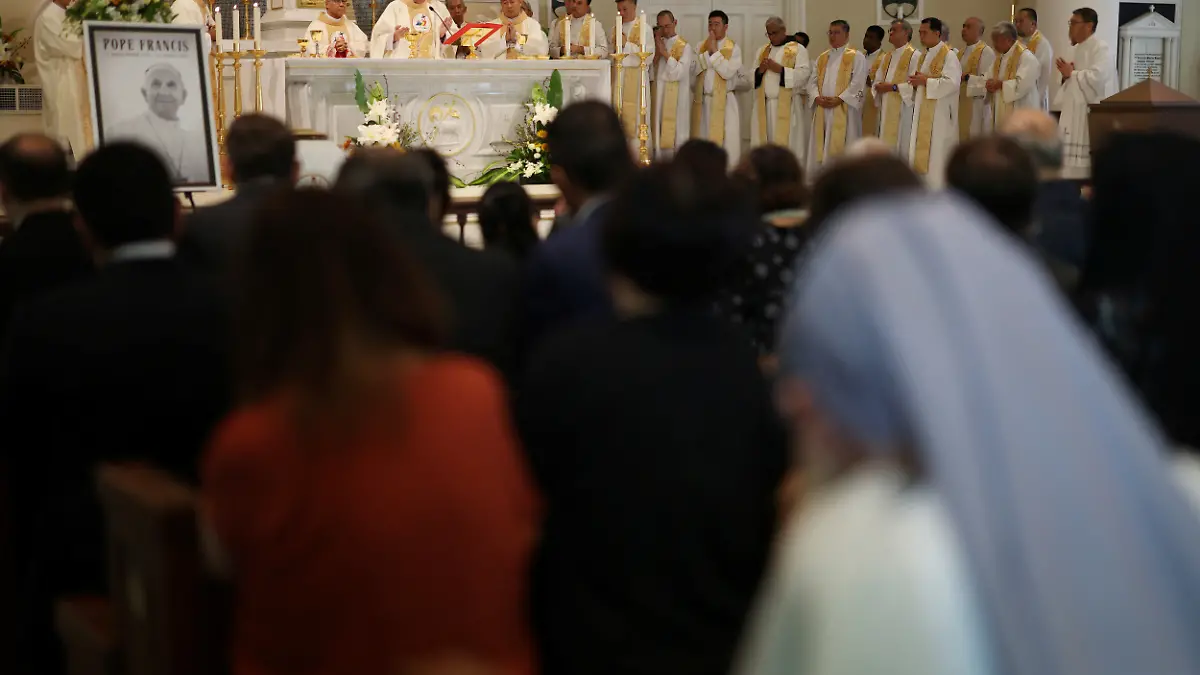 Gläubige in der Kirche zum Guten Hirten in Singapur 
