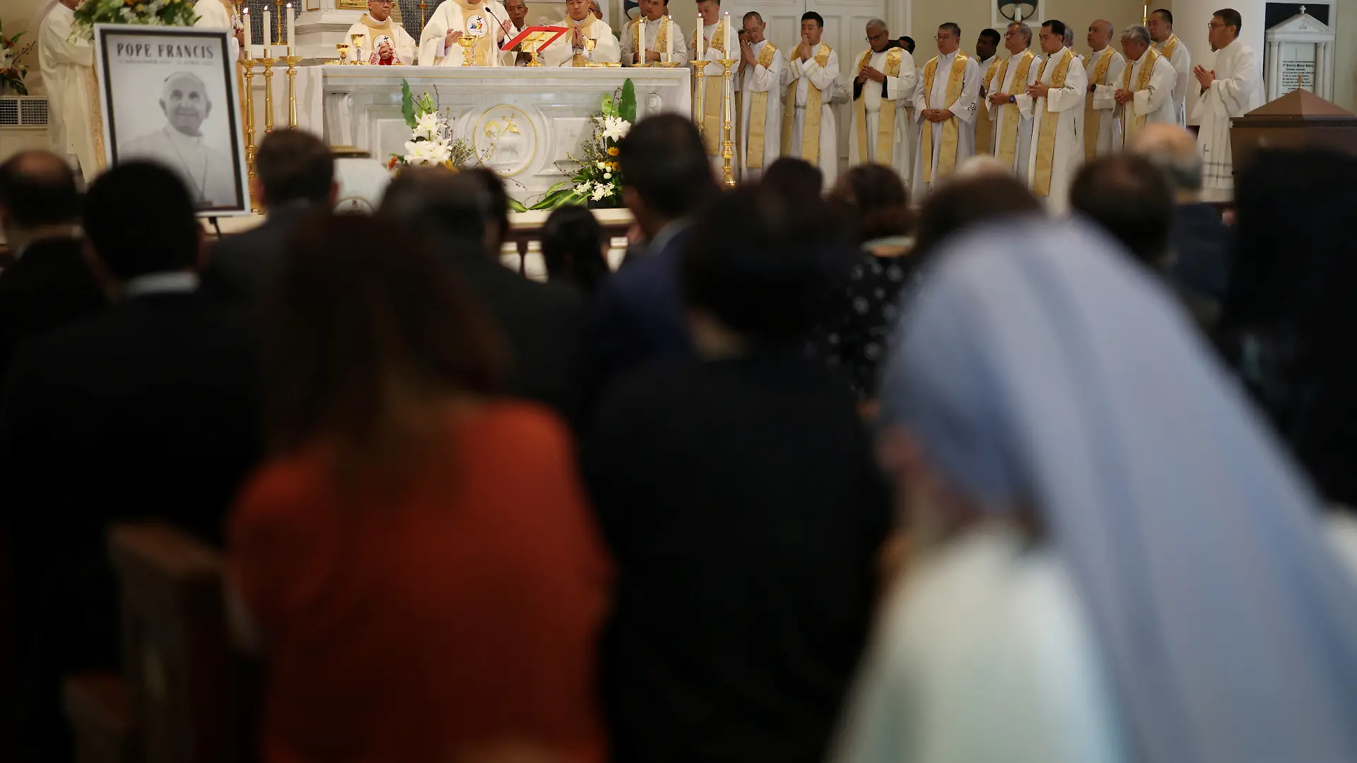 Gläubige in der Kirche zum Guten Hirten in Singapur 