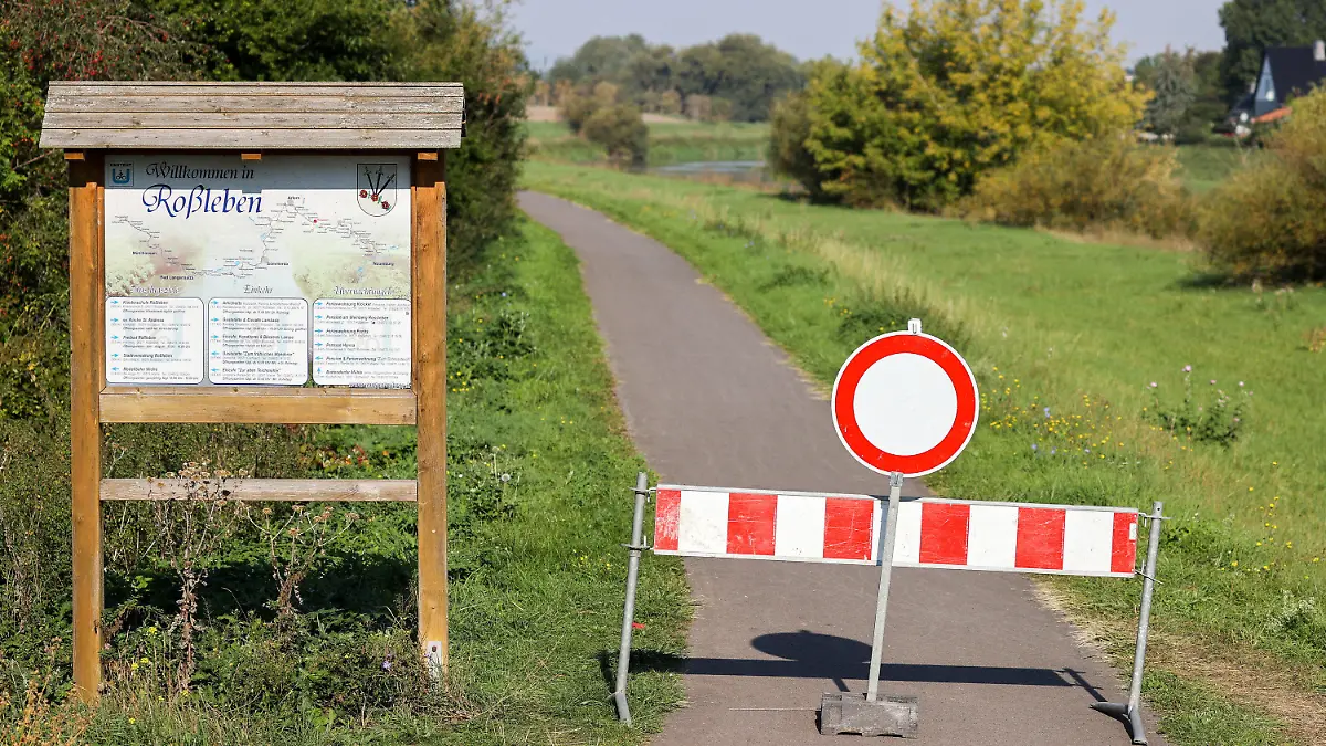 16.09.2020, Thüringen, Roßleben: Der Radweg an der Unstrut bei Roßleben ist noch bis heute Nacht gesperrt. Nach erfolgloser Suche und dem vergeblichen Auslegen von Futterködern wird die Suche nach einem Krokodil in dem Fluss eingestellt. Vor gut einer Woche wurde das vermeintliche Reptil in der Unstrut bei Schönewerda das erste Mal gesichtet. Foto: Jan Woitas/dpa-Zentralbild/dpa +++ dpa-Bildfunk +++