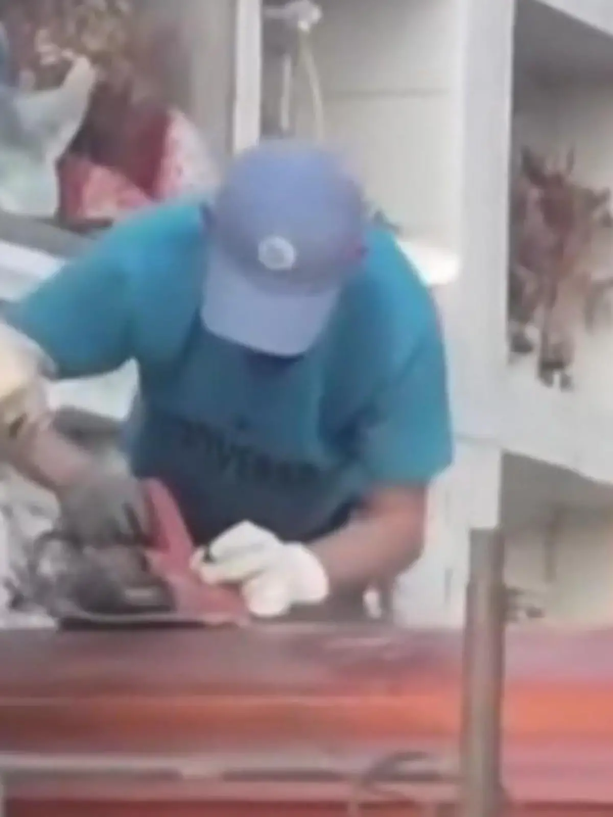 Bild zu: "Friedhofsmitarbeiter packen Fräse aus – weil Sarg nicht passt"