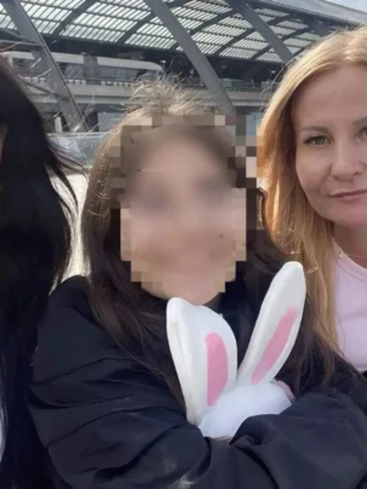 Nach dem Mord an ihrer Mutter müssen Anita W. und ihre Schwester ohne ihre Mutter aufwachsen. Der Lebensgefährte soll die Frau in deren Wohnung erstochen haben