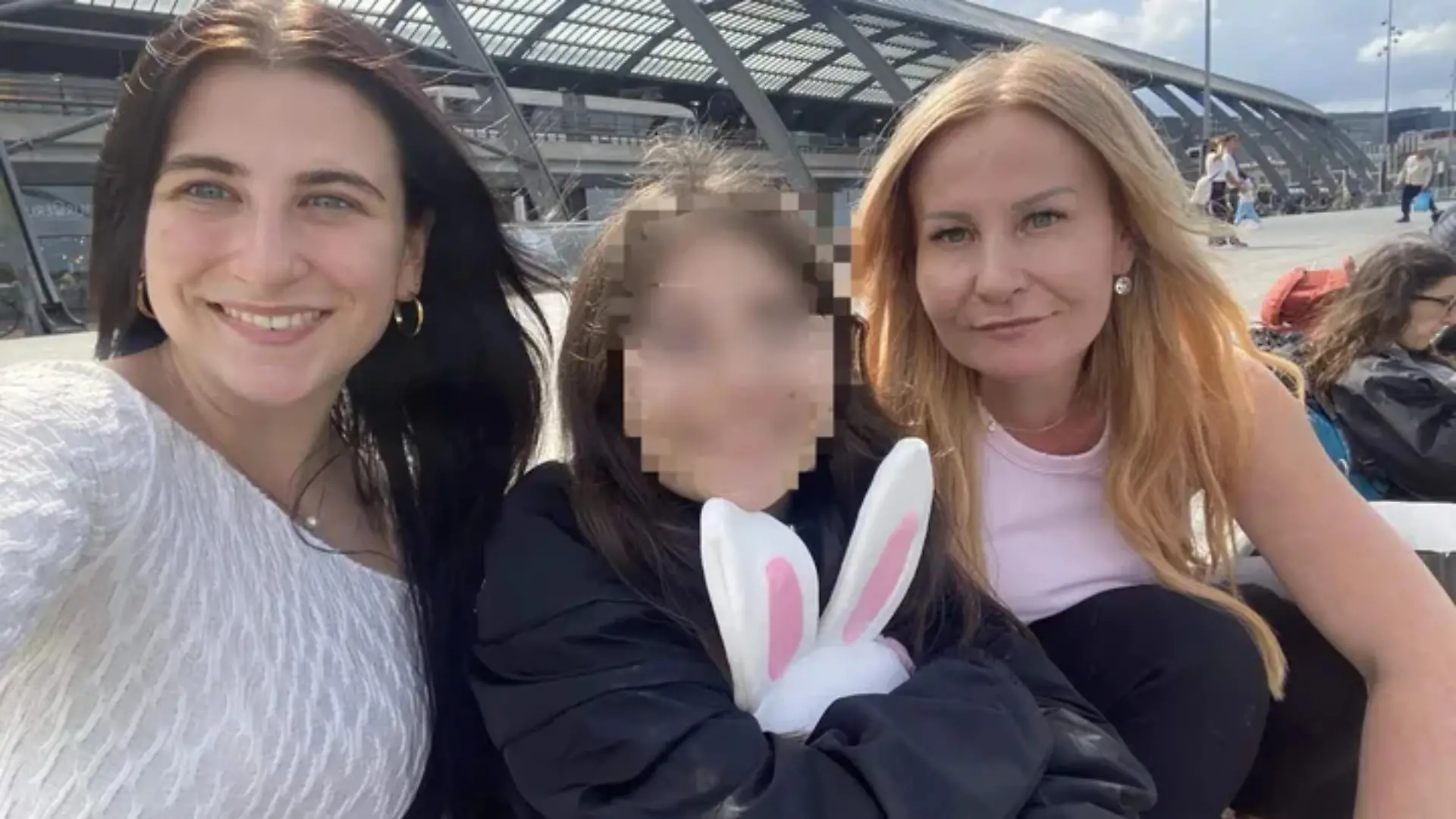 Nach dem Tod ihrer Mutter übernimmt Anita (24) für ihre kleine Schwester (11) Verantwortung.
