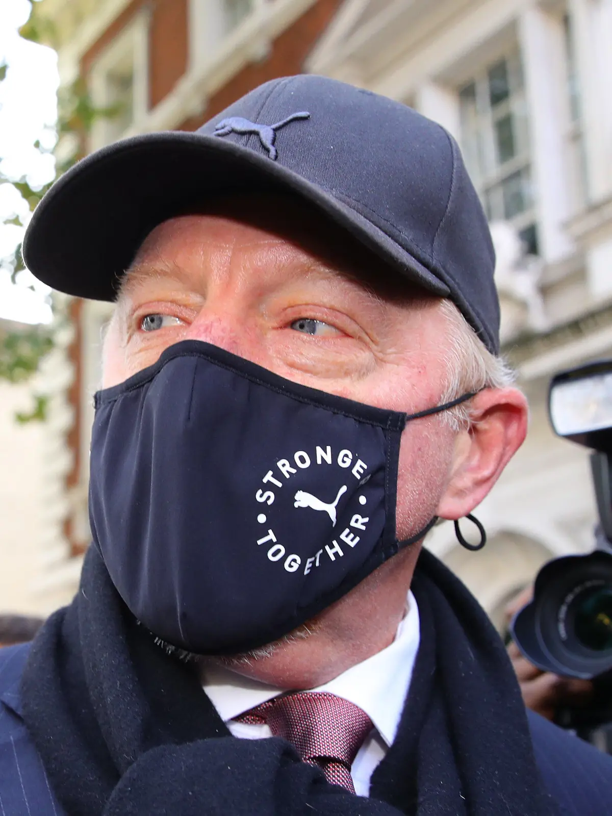 24.09.2020, Großbritannien, London: Boris Becker, ehemaliger Tennisprofi aus Deutschland, trägt einen Stoff-Mund-Nase-Schutz als er vor einem Gericht in London ankommt. In einer ersten Anhörung geht es in dem Fall um neue Vorwürfe im Zusammenhang mit Boris Beckers Insolvenzverfahren. Becker war 2017 von einem britischen Gericht für zahlungsunfähig erklärt worden. Foto: Aaron Chown/PA Wire/dpa +++ dpa-Bildfunk +++