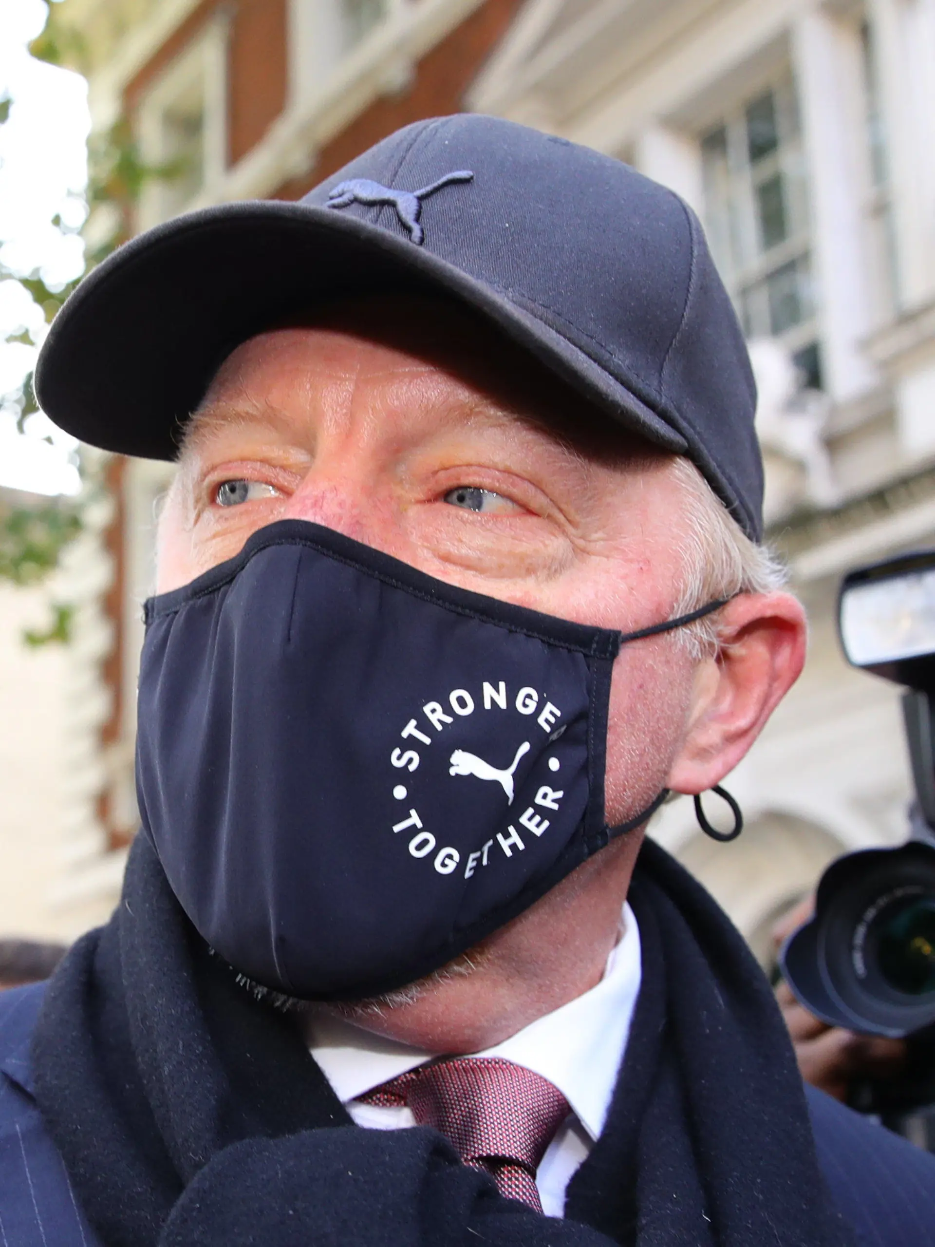 24.09.2020, Großbritannien, London: Boris Becker, ehemaliger Tennisprofi aus Deutschland, trägt einen Stoff-Mund-Nase-Schutz als er vor einem Gericht in London ankommt. In einer ersten Anhörung geht es in dem Fall um neue Vorwürfe im Zusammenhang mit Boris Beckers Insolvenzverfahren. Becker war 2017 von einem britischen Gericht für zahlungsunfähig erklärt worden. Foto: Aaron Chown/PA Wire/dpa +++ dpa-Bildfunk +++