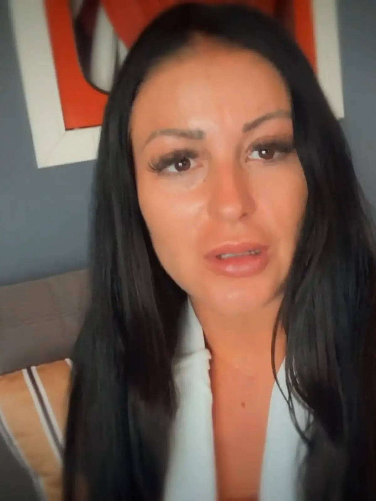 Betty hat sich beim Date die Schulter gebrochen