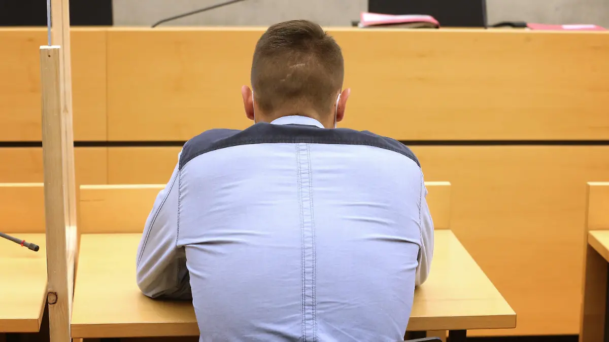ARCHIV - 09.09.2020, Bayern, Würzburg: Der Angeklagte sitzt in einem Gerichtssaal im Landgericht auf der Anklagebank. Der Mann ist angeklagt, im April 2017, mit 2,89 Promille Alkohol im Blut, eine junge Frau angefahren und tödlich verletzt zu haben. Die Staatsanwaltschaft hatte gegen das erste Urteil, ein Geldstrafe von 5000 Euro, Berufung eingelegt. Foto: Karl-Josef Hildenbrand/dpa +++ dpa-Bildfunk +++