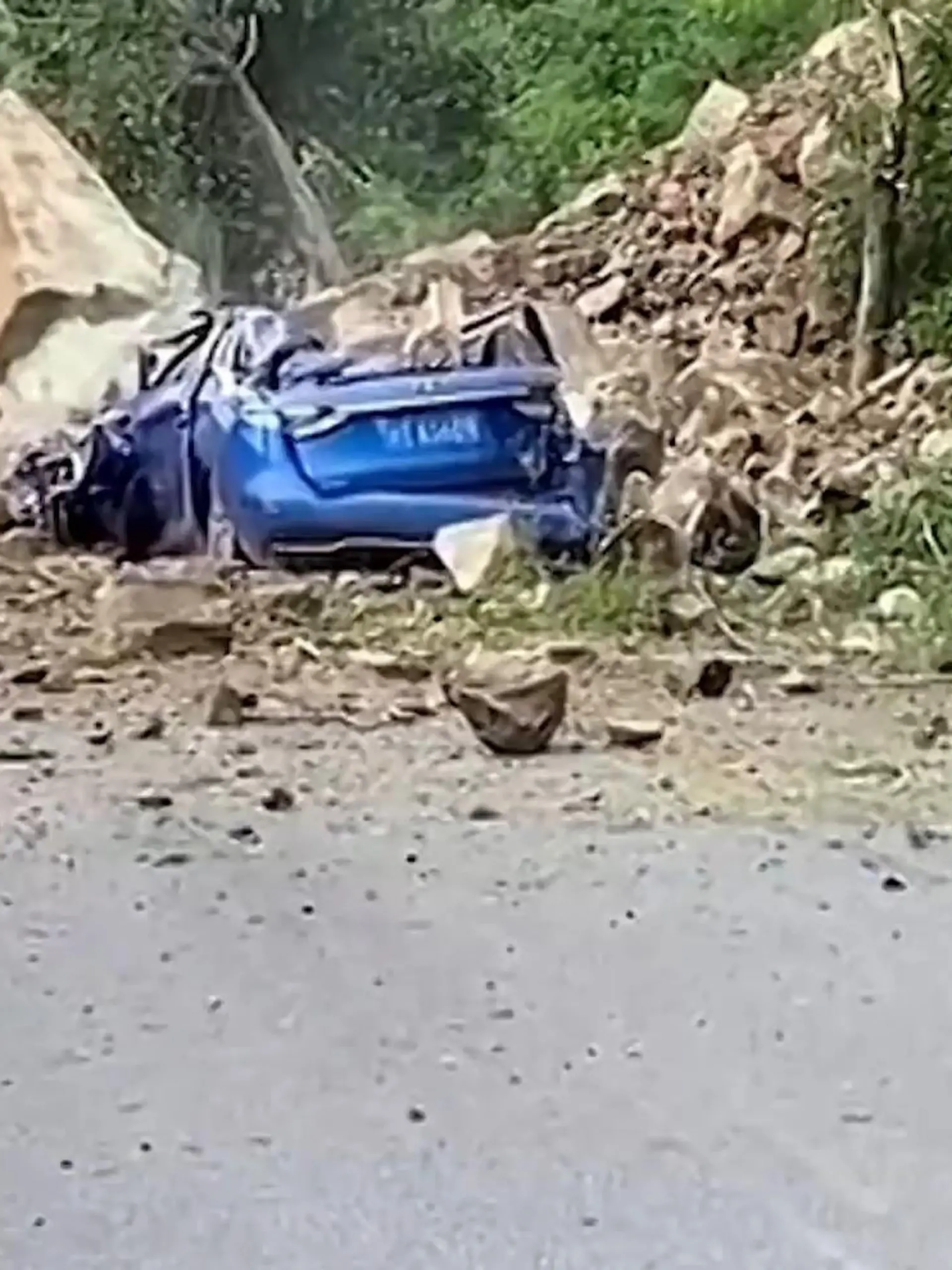 Bei einem Steinschlag in der Stadt Ya’an  wurde ein Auto vollkommen zerquetscht. Die sechs Personen waren auf einer Landstraße unterwegs, als plötzlich die Steine vom Berg fliegen.  Trotzdem konnten alle Insassen geborgen werden. Sie wurden umgehend in ein Krankenhaus gebracht.