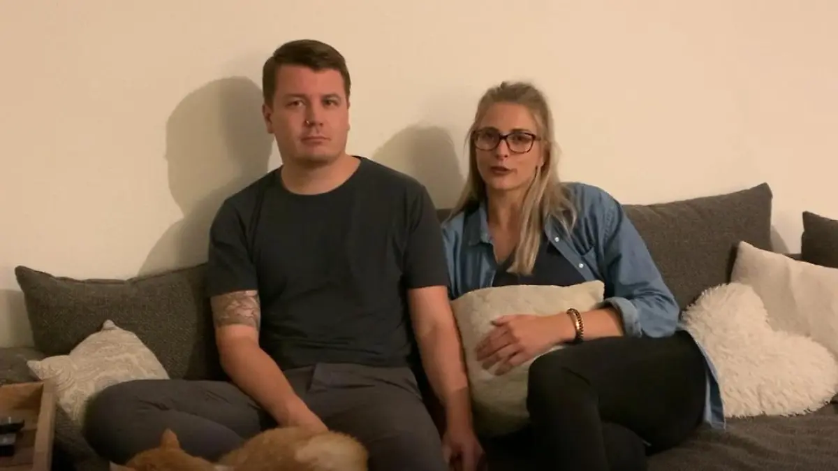 Paar sitzt auf Wohnzimmercouch