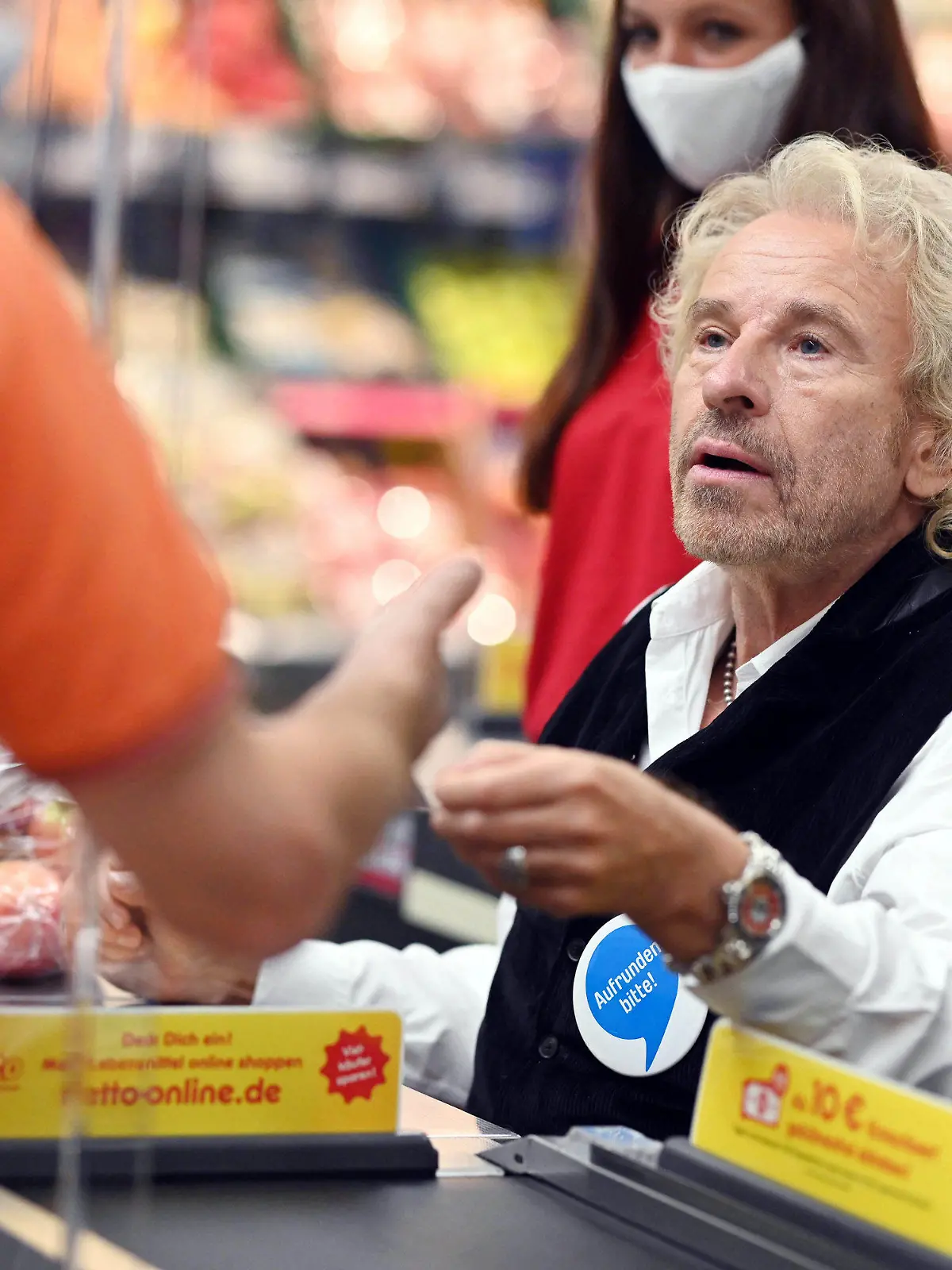 24.09.2020, Baden-Württemberg, Rastatt: Der Entertainer Thomas Gottschalk sitzt als ehrenamtlicher Kassierer an der Kasse einer Filiale von Netto Marken-Discount und berechnet die Einkäufe von Kunden. Er ist für die Spendenbewegung ·Deutschland rundet auf· in die Rolle des Kassierers geschlüpft. Mit Pfandspenden und kleinen Centbeträgen sollen sozial benachteiligte Kinder unterstützt werden. Foto: Uli Deck/dpa +++ dpa-Bildfunk +++