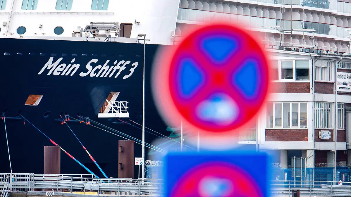 02.05.2020, Niedersachsen, Cuxhaven: Das Kreuzfahrtschiff "Mein Schiff 3" der Reederei TUI Cruises liegt an einem Kai im Hafen. Ein Mensch an Bord Schiffs ist positiv auf das Coronavirus getestet worden. Das Schiff sei unter Quarantäne gestellt worden, teilten der Landkreis Cuxhaven und die Reederei am Freitagabend mit. Foto: Hauke-Christian Dittrich/dpa +++ dpa-Bildfunk +++