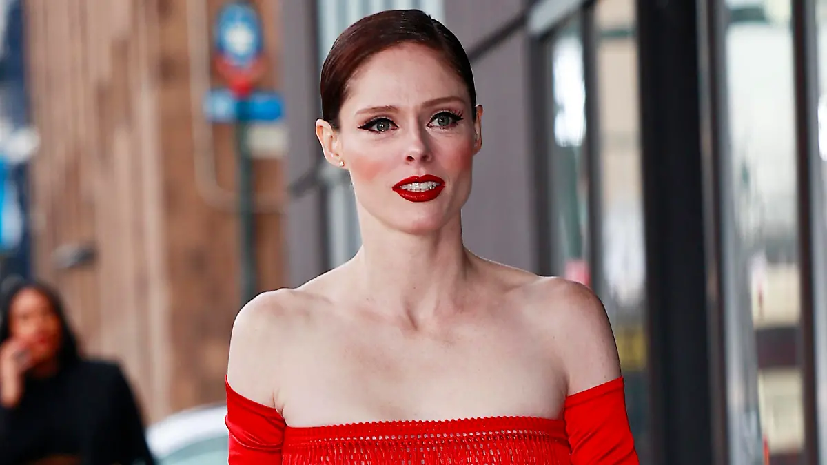 SONDERKONDITIONEN: MINDESTHONORAR: EXCLUSIVE: Coco Rocha wears a red see-through dress as she arrives at the Fashion Scholarship Fund holding her tiny box handbag in New York City, NY, USA.
Pictured: Coco Rocha
Ref: SPL5535357 030423 EXCLUSIVE
Picture by: SplashNews.com
World Rights