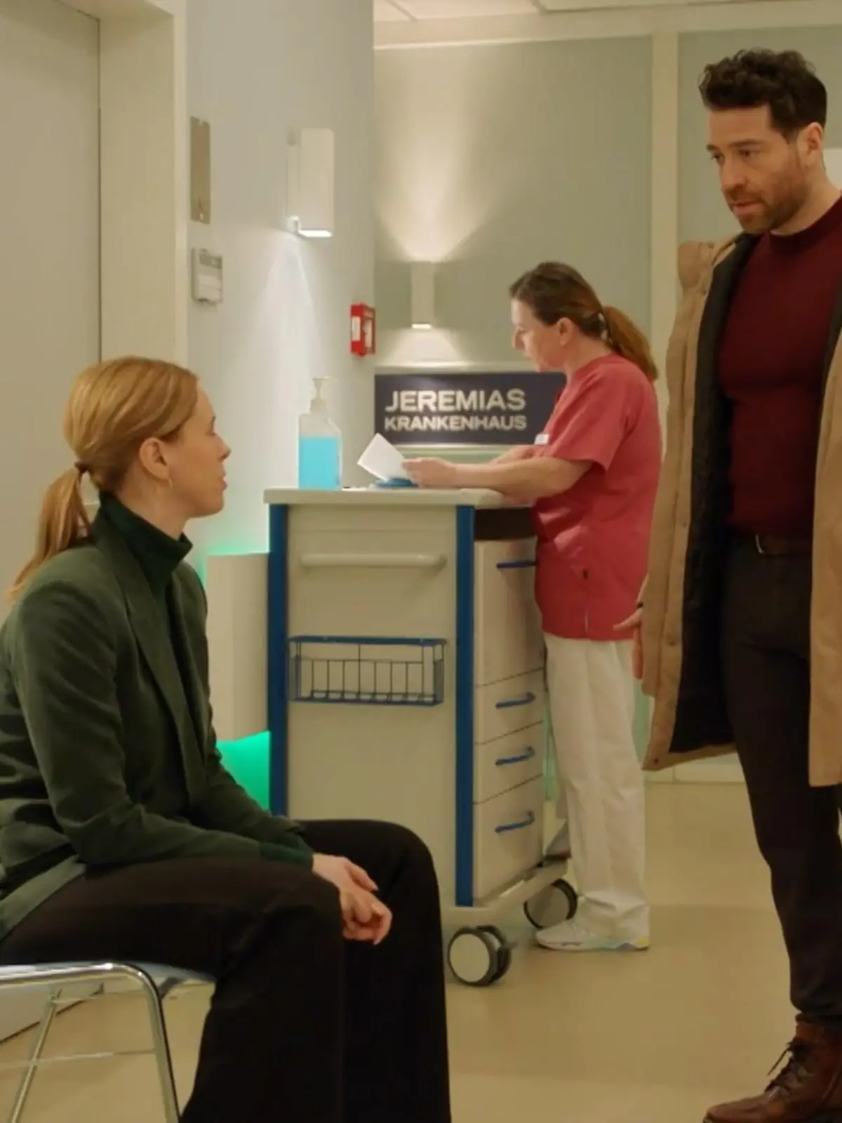 Zoe wartet im Krankenhaus auf Neuigkeiten.