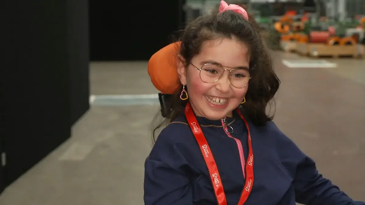 Lena ist ganz aufgeregt: Endlich lernt sie die "Let's Dance"-Stars kennen.
