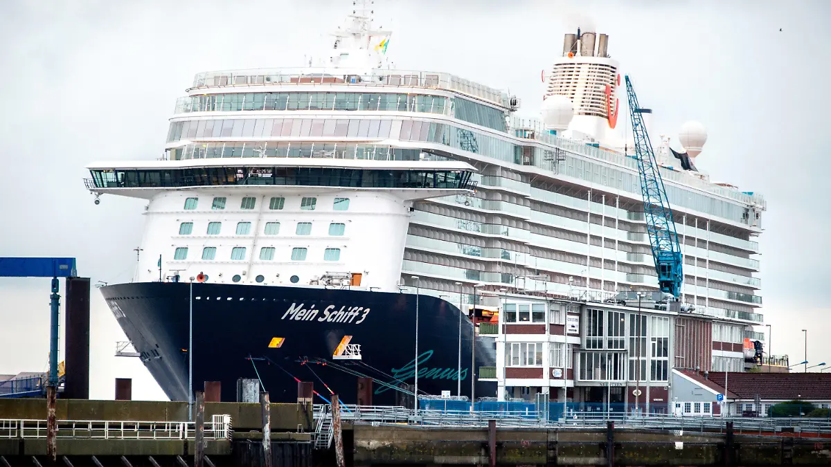 02.05.2020, Niedersachsen, Cuxhaven: Das Kreuzfahrtschiff «Mein Schiff 3» der Reederei TUI Cruises liegt an einem Kai im Hafen. Ein Mensch an Bord Schiffes ist positiv auf das Coronavirus getestet worden. Das Schiff sei unter Quarantäne gestellt worden, teilten der Landkreis Cuxhaven und die Reederei mit. (zu dpa: «Crewmitglied auf Tui-Kreuzfahrtschiff an Corona erkrankt») Foto: Hauke-Christian Dittrich/dpa +++ dpa-Bildfunk +++