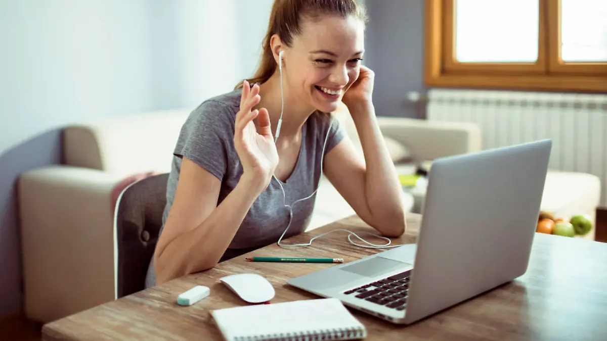 Frau mit Notebook