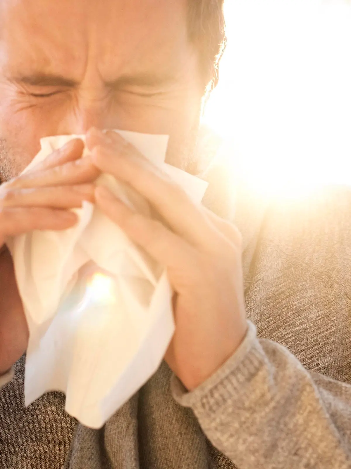  Man blowing his nose Man blowing his nose. *** Man blowing his nose Man blowing his nose PUBLICATIONxINxGERxSUIxHUNxONLY SCIENCExPHOTOxLIBRARY F033/1703