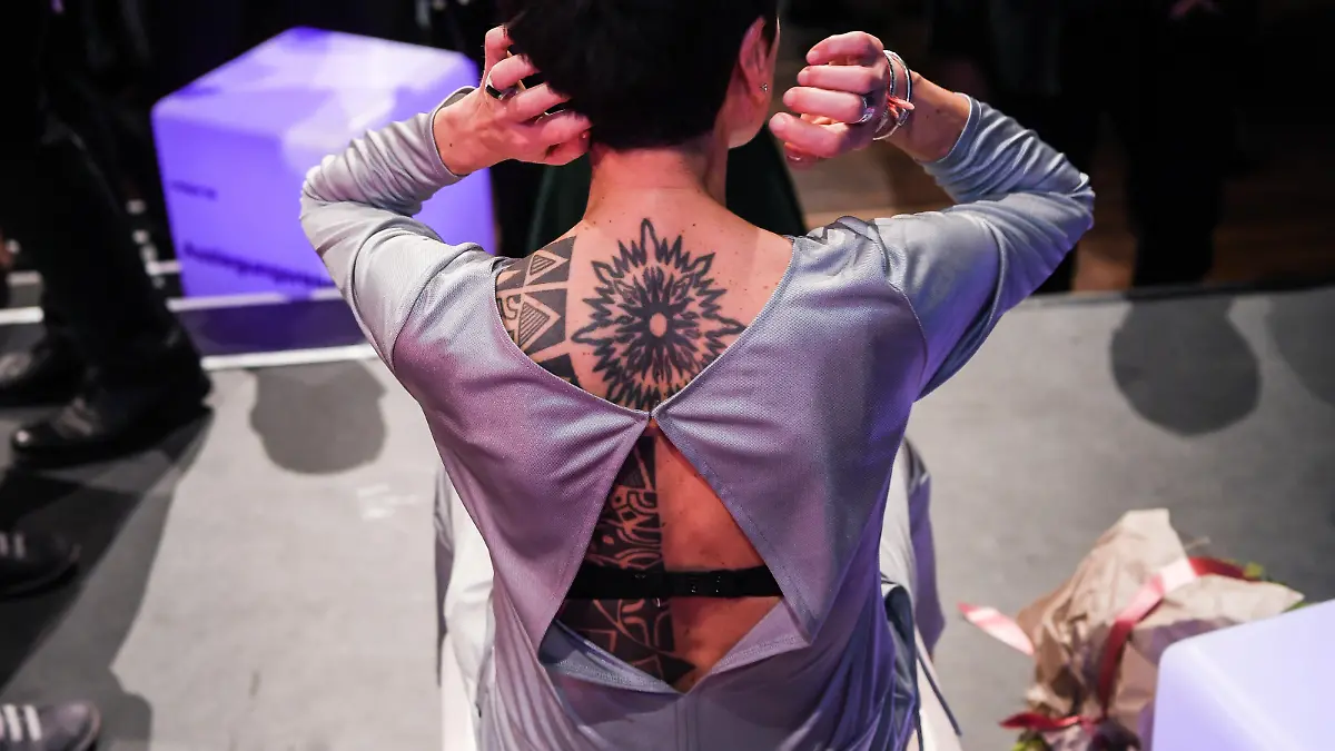 13.10.2018, Hessen, Frankfurt/Main: Dunja Hayali, Fernsehmoderatorin und Journalistin, zeigt bei der Verleihung der Hessischen Film- und Kinopreise ihre Tattoos. Foto: Andreas Arnold/dpa