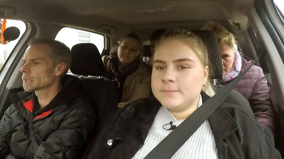 Estefania erlebt ihre allererste Fahrstunde und ist entsprechend nervös. Sie nimmt an einem siebentägigen Führerschein-Intensivkurs teil..
