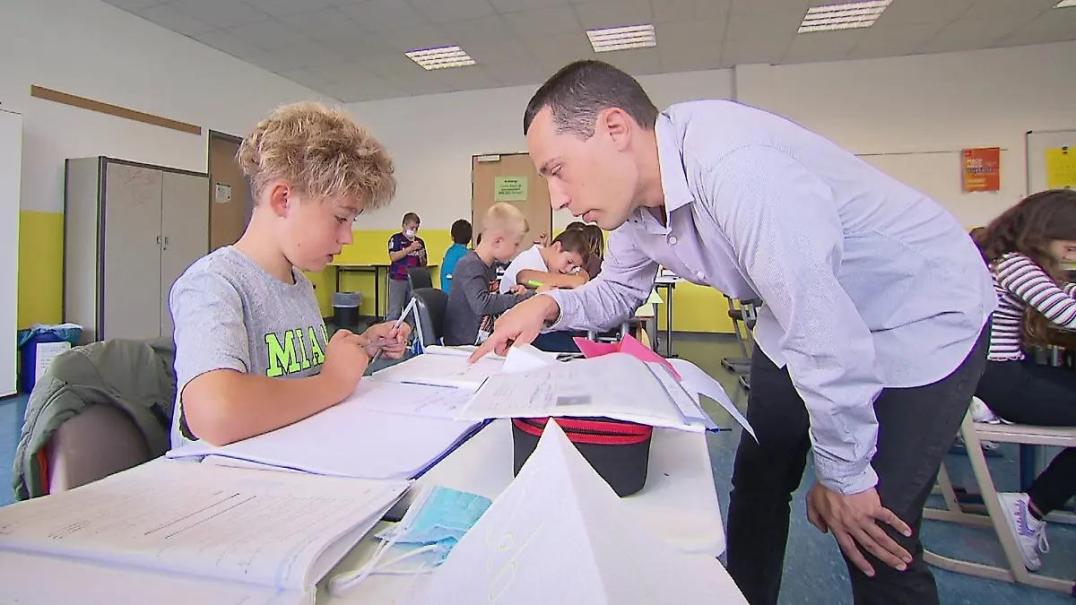 Obertshausen: Lehrer und Sportkoordinator Sebastian Hix betreut die Schüler, die viele Wochenenden auf Turnieren unterwegs sind: "Wir müssen natürlich gucken, dass die Hausaufgaben bewältigt werden können und die Lücken nicht zu groß werden."