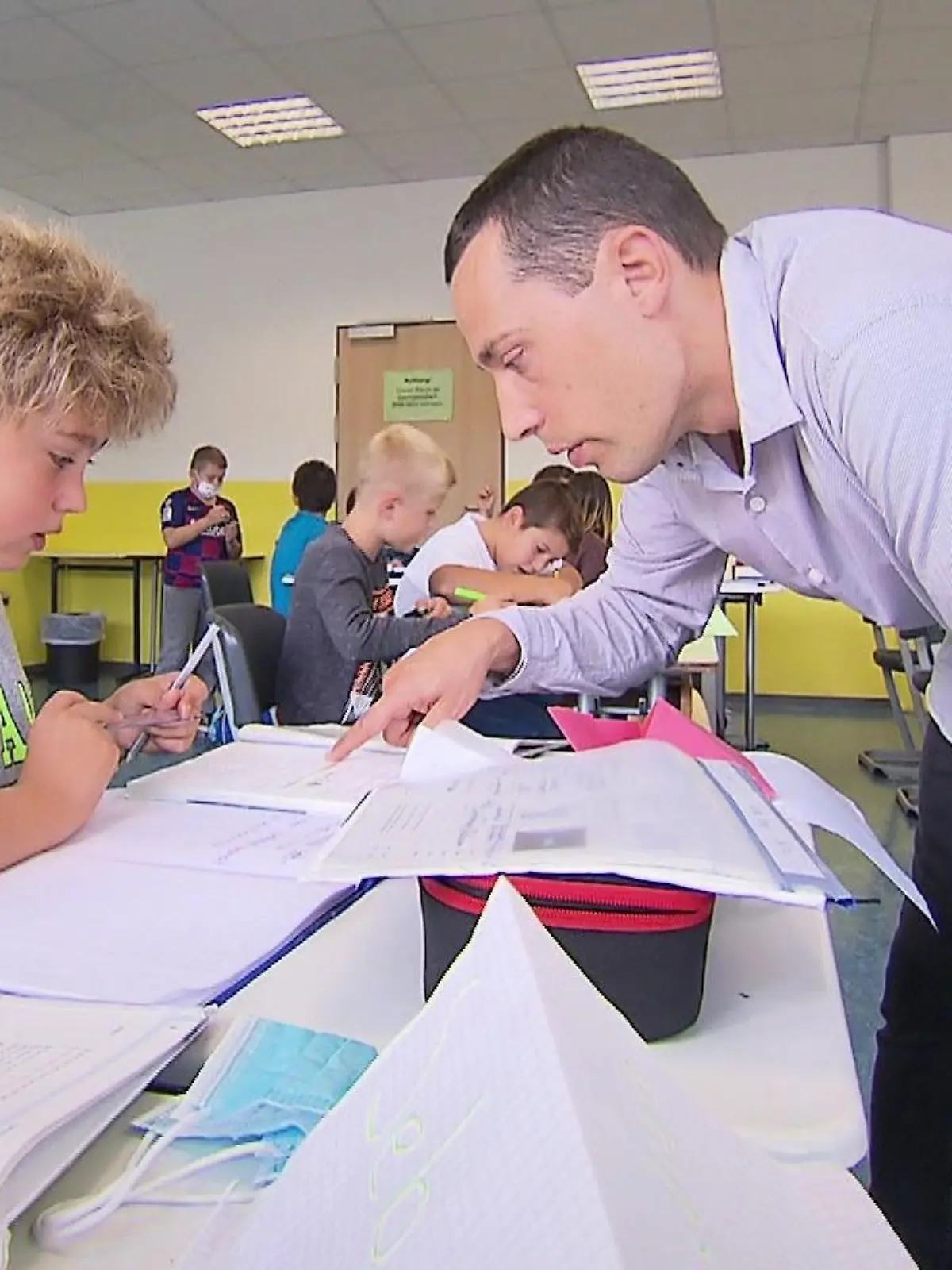 Obertshausen: Lehrer und Sportkoordinator Sebastian Hix betreut die Schüler, die viele Wochenenden auf Turnieren unterwegs sind: "Wir müssen natürlich gucken, dass die Hausaufgaben bewältigt werden können und die Lücken nicht zu groß werden."
